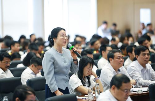 Cử tri thành phố Hải Phòng nêu ý kiến tại buổi tiếp xúc cử tri. Ảnh: Dương Giang – TTXVN
