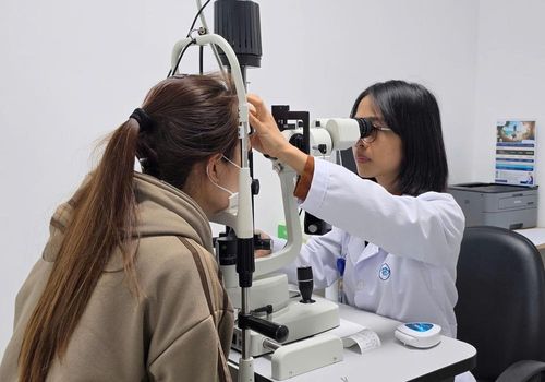 BS.CKI Hồ Thị Mai đang tái khám lại cho bệnh nhân sau khi điều trị. Nguồn: Bệnh viện Mắt VISI