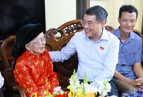 Thủ tướng Chính phủ Lê Minh Hưng thăm, tặng quà Mẹ Việt Nam Anh hùng Phạm Thị Hán, có hai con là liệt sĩ. Ảnh: Dương Giang – TTXVN