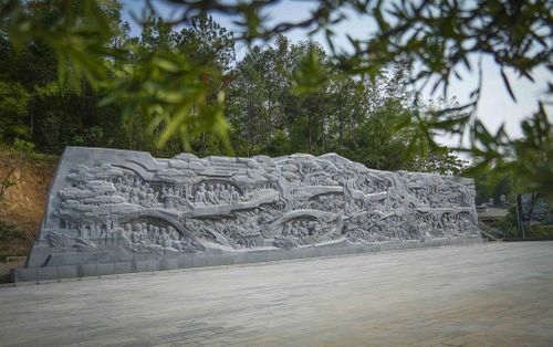 Bức phù điêu Chiến thắng Him Lam được chế tác bằng đá tự nhiên có chiều dài tổng thể 46m, chiều cao là 8,9m