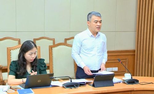 Thứ trưởng Bộ Tư pháp Nguyễn Thanh Tú báo cáo tại cuộc họp - Ảnh: VGP/Thu Sa