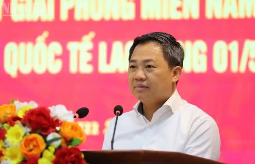 Đồng chí Nguyễn Đình Việt, Phó Bí thư Tỉnh ủy, Chủ tịch Ủy ban nhân dân tỉnh Sơn La báo cáo với đoàn công tác tình hình phát triển kinh tế-xã hội của tỉnh trong 4 tháng đầu năm 2026.