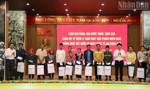 Đoàn công tác tặng quà cho các hộ nghèo tại các xã, phường của Sơn La.