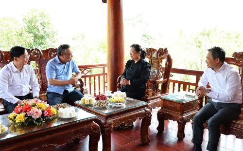 Nhân dịp này, đoàn công tác của đồng chí Chủ nhiệm Ủy ban Kiểm tra Trung ương và lãnh đạo tỉnh Sơn La đã đến thăm đồng chí Tòng Thị Phóng, nguyên Ủy viên Bộ Chính trị, nguyên Phó Chủ tịch Thường trực Quốc hội.