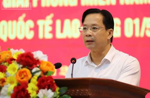 Đồng chí Hoàng Văn Nghiệm, Ủy viên Trung ương Đảng, Bí thư Tỉnh ủy, Trưởng đoàn Đại biểu Quốc hội tỉnh Sơn La phát biểu cảm ơn sự quan tâm của đồng chí Trần Sỹ Thanh và đoàn công tác tới nhân dân Sơn La.
