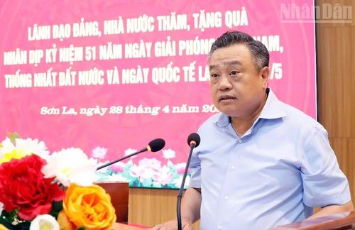 Đồng chí Trần Sỹ Thanh, Ủy viên Bộ Chính trị, Bí thư Trung ương Đảng, Chủ nhiệm Ủy ban Kiểm tra Trung ương phát biểu tại chương trình tặng quà cho các gia đình chính sách, người lao động...