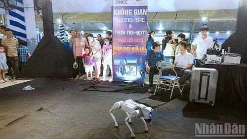 Một chú chó robot thông minh tham gia trình diễn tại không gian trưng bày về khoa học-công nghệ tại Tuần lễ Khoa học công nghệ, Văn hóa và Du lịch.