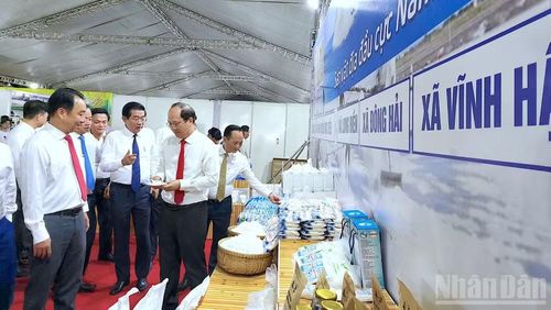 Lãnh đạo tỉnh Cà Mau tham quan không gian trưng bày sản phẩm OCOP "Muối Bạc Liêu" trong khuôn khổ tại Tuần lễ Khoa học công nghệ, Văn hóa và Du lịch.