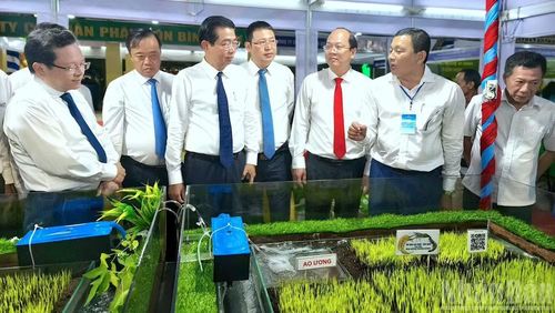 Lãnh đạo tỉnh Cà Mau tham quan gian hàng trưng bày cánh đồng mẫu giảm phát thải ứng dụng khoa học-công nghệ vào sản xuất.