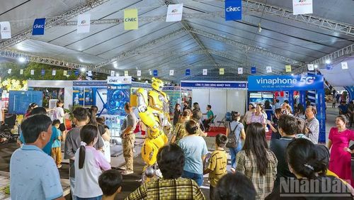 Một góc không gian trưng bày về Khoa học-Công nghệ tại Tuần lễ Khoa học công nghệ, Văn hóa và Du lịch diễn ra tại Cà Mau vào những ngày cuối tháng 4/2026.