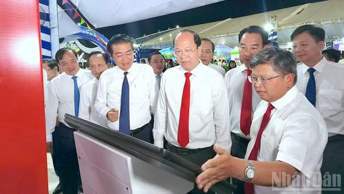 Bí thư Tỉnh ủy Cà Mau cùng nhiều lãnh đạo tỉnh tham quan gian hàng trưng bày về thành tựu khoa học-công nghệ của Tập đoàn Viettel chi nhánh Cà Mau.