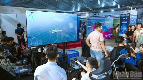 Đông đảo giới trẻ tham gia trải nghiệm công nghệ thực tế ảo tại không gian trưng bày.