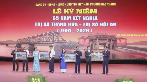 Trao quà lưu niệm Thanh Hóa-Hội An.