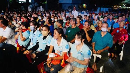 Đông đảo đoàn viên, người lao động tham dự chương trình khai mạc.