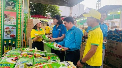 Đoàn viên, người lao động mua hàng giảm giá tại chương trình.