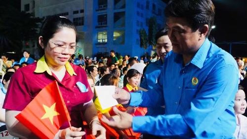 Đồng chí Bùi Thanh Nhân, Chủ tịch Liên đoàn Lao động thành phố trao quà cho người lao động tại chương trình.