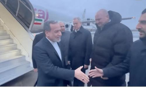 Bộ trưởng Ngoại giao Iran Abbas Araghchi đến TP St. Petersburg – Nga hôm 27-4 Ảnh: ENGLISH.RATOPATI.COM