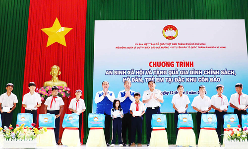 Lãnh đạo TP Hồ Chí Minh tặng quà các học sinh Côn Đảo.