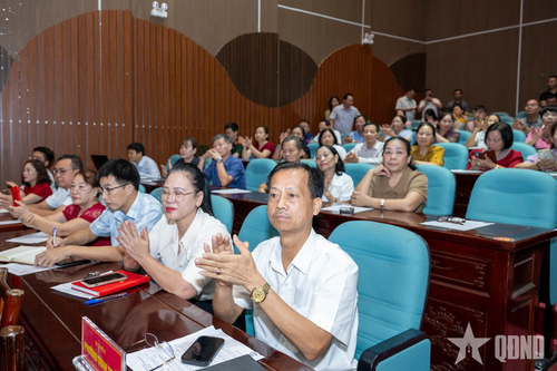  Đại biểu và cử tri tại hội nghị.