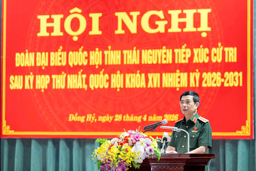 Đại tướng Phan Văn Giang phát biểu tại hội nghị tiếp xúc cử tri tỉnh Thái Nguyên. 