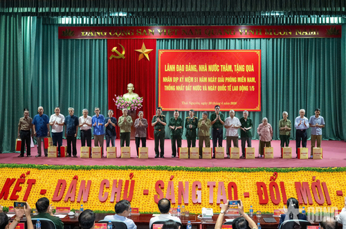 Đại tướng Phan Văn Giang đã trao 300 suất quà tặng các gia đình chính sách, người nghèo, công nhân, người lao động trên địa bàn tỉnh Thái Nguyên. 