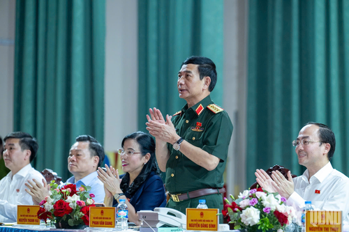  Đại tướng Phan Văn Giang cùng các đồng chí thuộc Đoàn đại biểu Quốc hội tỉnh Thái Nguyên tại hội nghị tiếp xúc cử tri. 