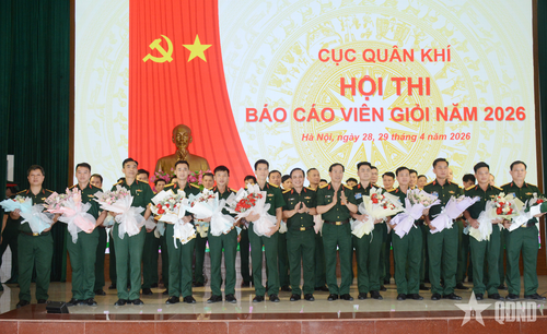  Đại tá Nguyễn Bá Lịch và Đại tá Hà Đình Điệp tặng hoa chúc mừng các thí sinh tại buổi khai mạc hội thi.