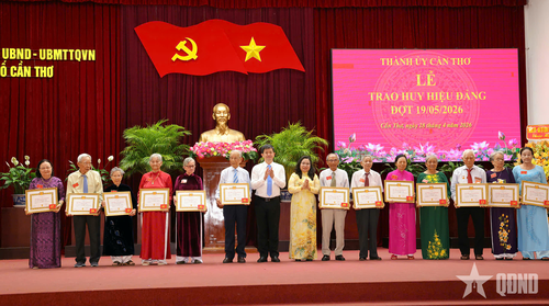 Nhân dịp này, Đảng bộ Cần Thơ đã trao và truy tặng Huy hiệu Đảng từ 40 đến 80 năm tuổi Đảng tặng 28 đảng viên tiêu biểu.
