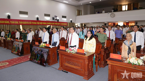 Các đại biểu dự họp mặt.