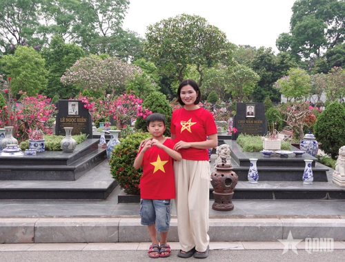Chị Bùi Thị Thương cùng con trai tham gia hoạt động dâng hương tại Nghĩa trang Mai Dịch.