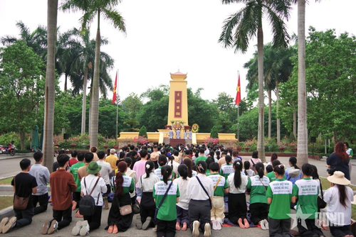 Người tham gia phát nguyện, tri ân các Anh hùng liệt sĩ.