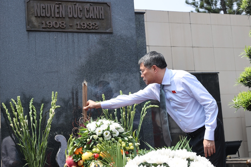  Thủ tướng Chính phủ đã dâng hương, dâng hoa tại Tượng đài đồng chí Nguyễn Đức Cảnh. Ảnh: VGP