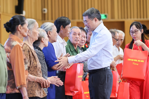  Thủ tướng Chính phủ Lê Minh Hưng tặng quà các gia đình chính sách, hộ nghèo. Ảnh: VGP