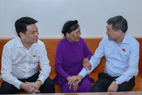  Thủ tướng Chính phủ thăm hỏi Bà mẹ Việt Nam anh hùng Đinh Thị Bé. Ảnh: VGP