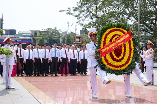  Thủ tướng Chính phủ Lê Minh Hưng và đoàn công tác dâng hương tưởng nhớ, tri ân các Anh hùng liệt sĩ tại Đài tưởng niệm các Anh hùng liệt sĩ TP Hải Phòng. Ảnh: VGP