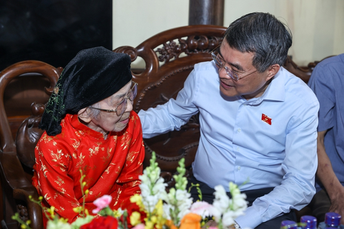  Thủ tướng Chính phủ thăm, tặng quà Bà mẹ Việt Nam anh hùng Phạm Thị Hán. Ảnh: VGP