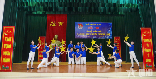 Các đội tham gia hội thi sôi nổi thực hiện phần thi tuyên truyền với nhiều hình thức thể hiện phong phú, sinh động.