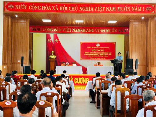 Hội nghị tiếp xúc cử tri tại xã Tam Anh, TP Đà Nẵng. Ảnh: Minh Sơn