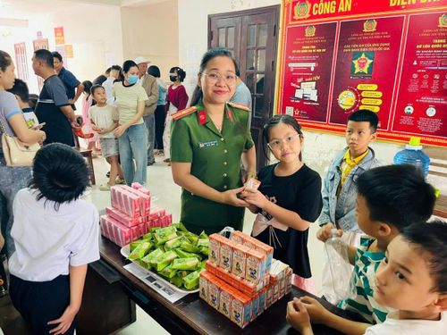 Ấm áp khung cảnh “công dân nhí” vừa có căn cước vừa có quà.