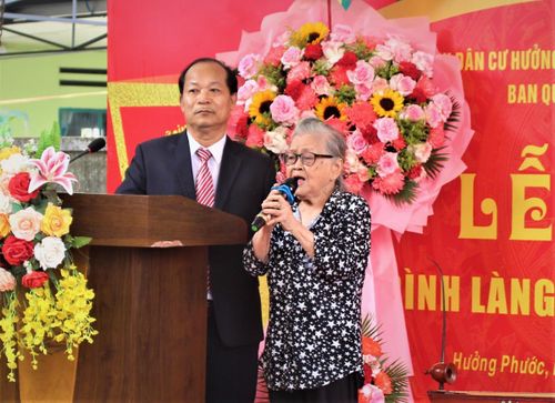 Anh hùng lực lượng vũ trang nhân dân ngành Công an Ngô Thị Huệ (84 tuổi), người con làng Hưởng Phước xúc động kể hoạt động của Cách mạng tại đình làng Hưởng Phước thời chiến tranh.