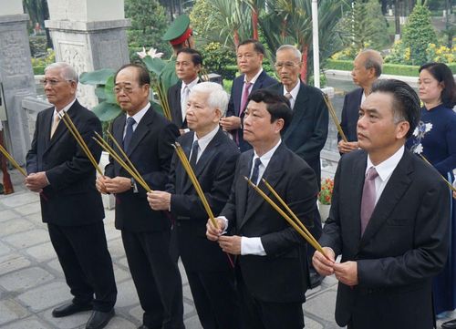  Đoàn đại biểu dâng hương tại đài tưởng niệm. Ảnh: DUY TRẦN 