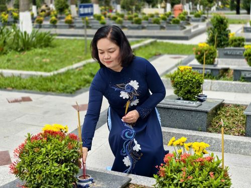  Đại biểu thắp hương tại các phần mộ liệt sĩ. Ảnh: TÂM TRANG 