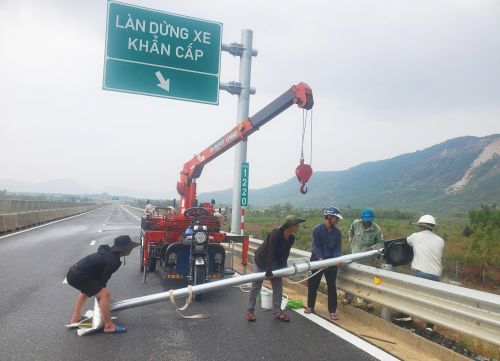 Lắp đặt các đèn báo hiệu cuối cùng tại gói thầu 11XL, dự án Quy Nhơn – Chí Thạnh
