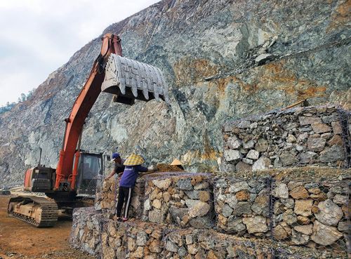 Công nhân gia cố mái taluy bằng rọ đá thép, phòng sạt lở tại tuyến cao tốc Bắc - Nam