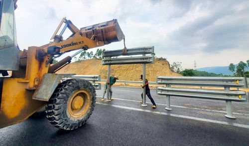 Lắp đặt hộ lan, hoàn thiện dải phân cách hai làn đường cao tốc Quy Nhơn - Chí Thạnh