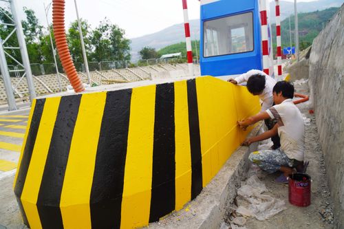 Công nhân sơn hoàn thiện tại trạm kiểm soát thu phí ở nút giao quốc lộ 1 nhập làn cao tốc Bắc – Nam, phía Bắc hầm Cù Mông
