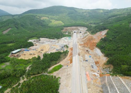 Hầm xuyên núi Bình Đê dài 3,2km trên tuyến cao tốc Quảng Ngãi - Hoài Nhơn đã hoàn thành xong một cửa hầm