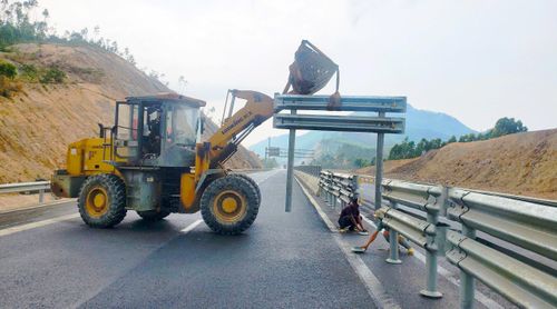Cẩu thiết bị hoàn tất lắp đặt dải phân cách tại nút giao với quốc lộ 1 trên tuyến cao tốc