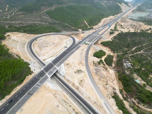 Dự án thành phần cao tốc Quy Nhơn – Chí Thạnh qua Gia Lai, Đắk Lắk dài 61,7km, dự kiến thông xe khoảng 20km, phần còn lại còn vướng mặt bằng và thủ tục