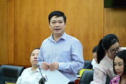  Ông Nguyễn Duy Cường, Phó Cục trưởng Cục Tiền lương và Bảo hiểm xã hội (Bộ Nội vụ) thông tin về chính sách tiền lương tại buổi họp báo. Ảnh: ĐỖ TRUNG 